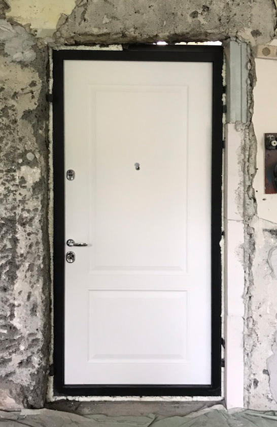 Входная дверь в квартиру 2АР1 вид изнутри