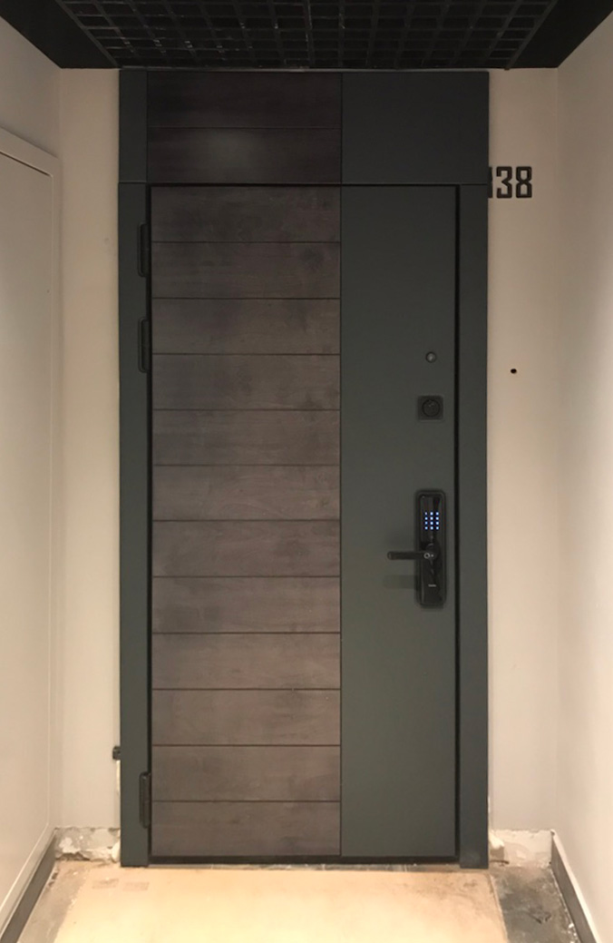 Входная дверь в квартиру 587АР1 вид снаружи