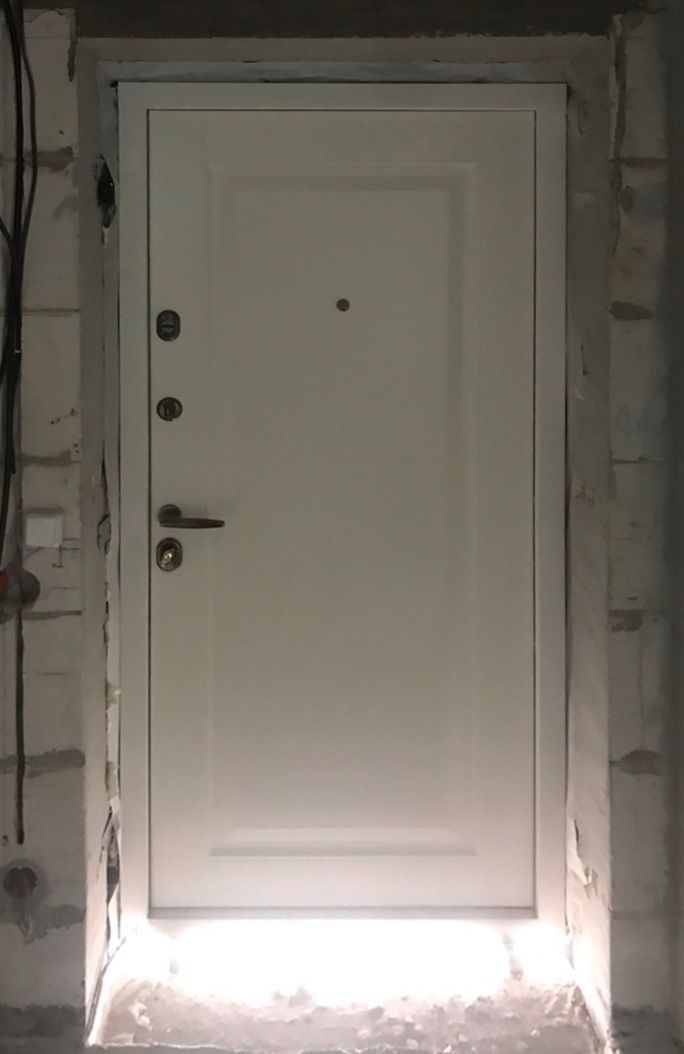 Входная дверь в частный дом 211АР1 вид изнутри